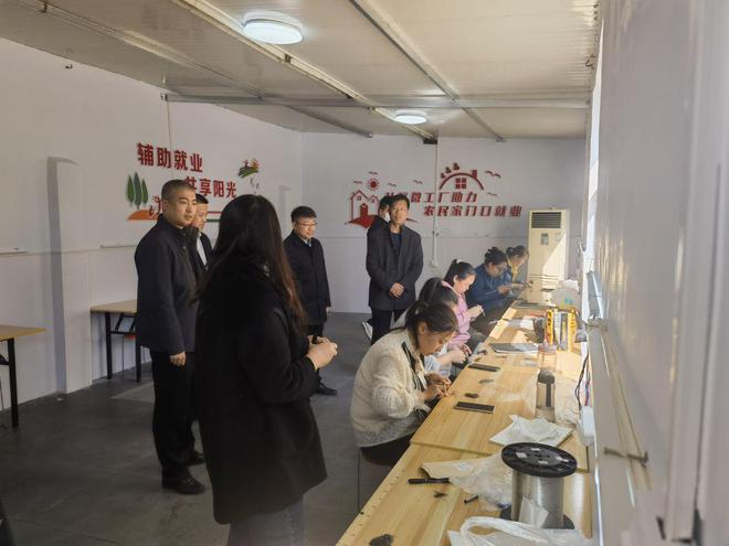 区中华职教社主任郭大军赴梁才街道调研社区微工厂服务建设，强调企业管理培训与咨询服务重要性